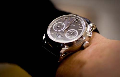 豪利时手表摔坏需要更换哪些配件？